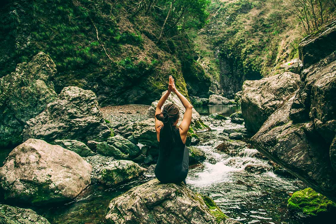 yoga dans rivière